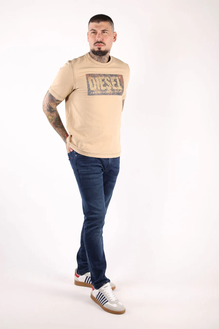 Camiseta beige con maxilogo 
