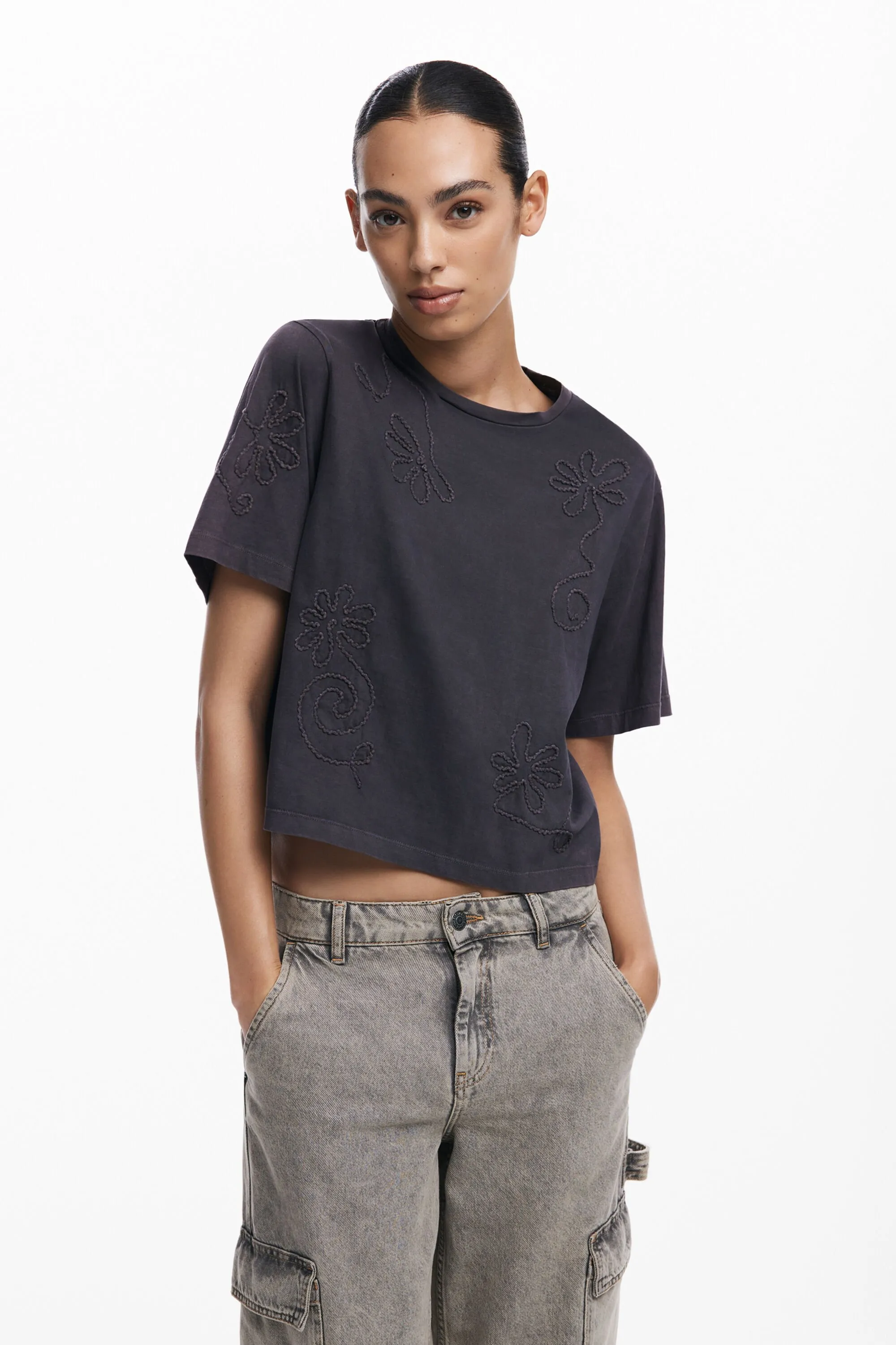 Camiseta flores bordadas