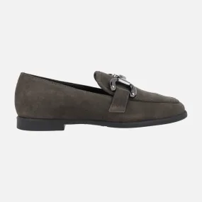 Mocasines bajos de serraje con adorno metálico para mujer