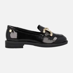 Mocasines de charol con adorno metalico dorado para mujer