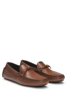 Mocasines de piel con suela de estilo chófer y logo