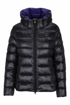 Plumífero negro de lineas rectas con capucha e interior violeta con logo parche