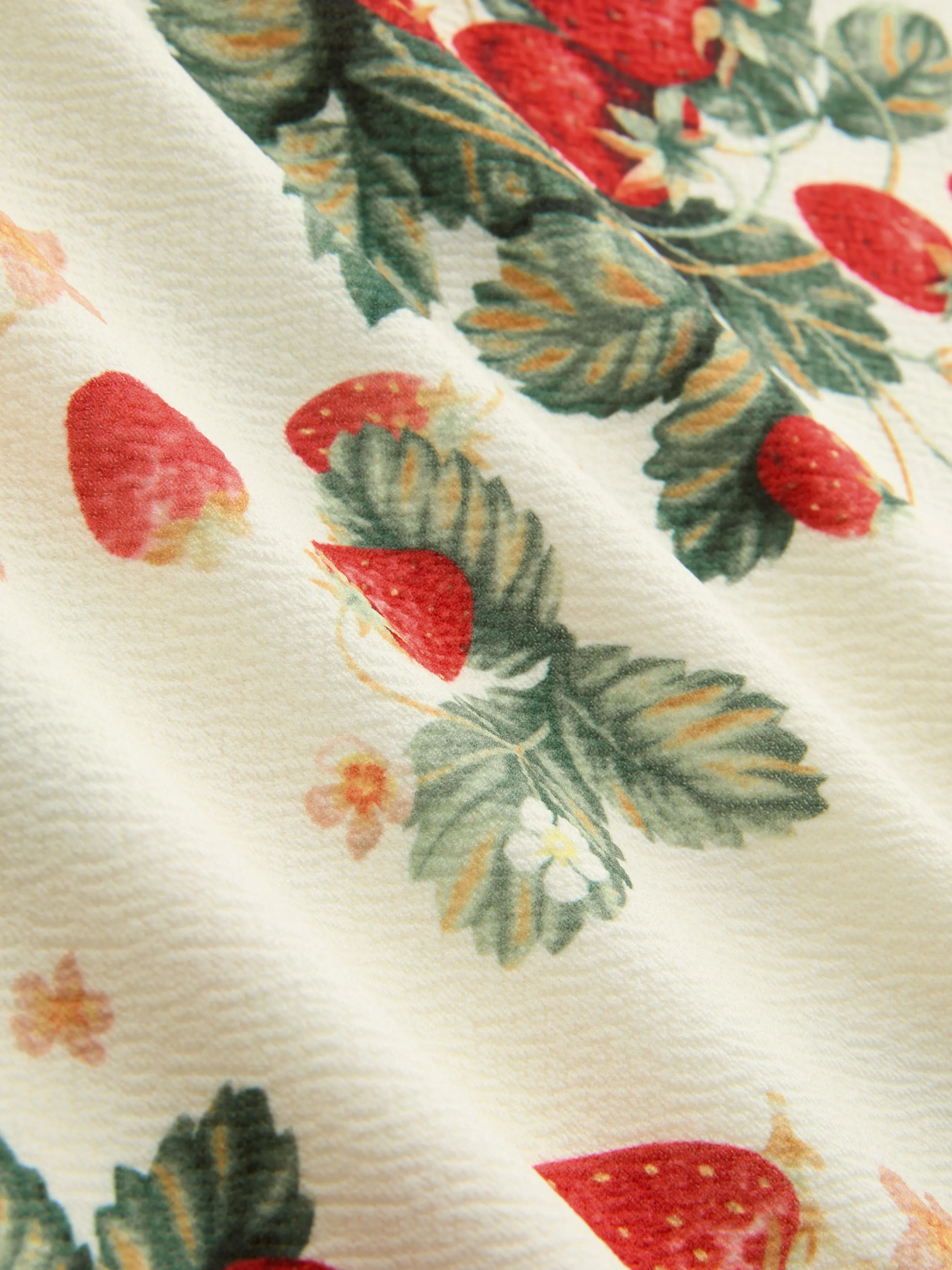 Top Jersey de Manga Corta con Gráfico de Fresa y Ribete Contrastante Curvy